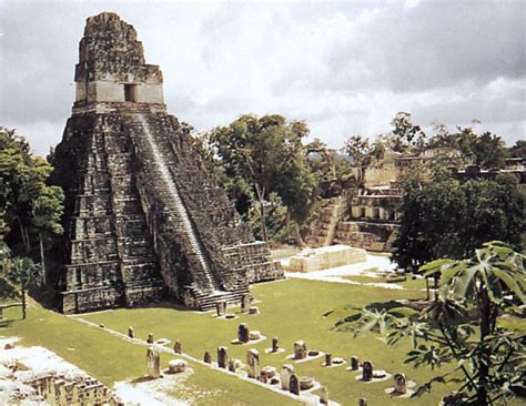 Tikal Şehri'nde Büyük Piramitlerin İnşaatı ve Klasik Maya Uygarlığına Etkisi