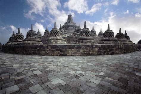 Borobudur Tapınağı'nın İnşası: Bir Hint Mirası ve Budizm'in Sembolü Olarak Güçlü Bir Anıt